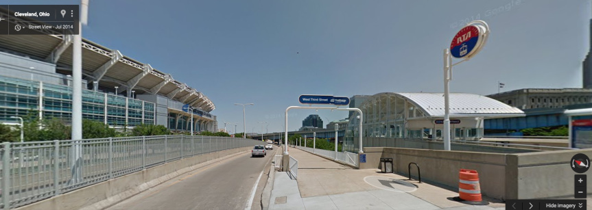 En Cleveland, un tren ligero lleva a los aficionados de los Browns hasta su estadio . Foto: Google maps.