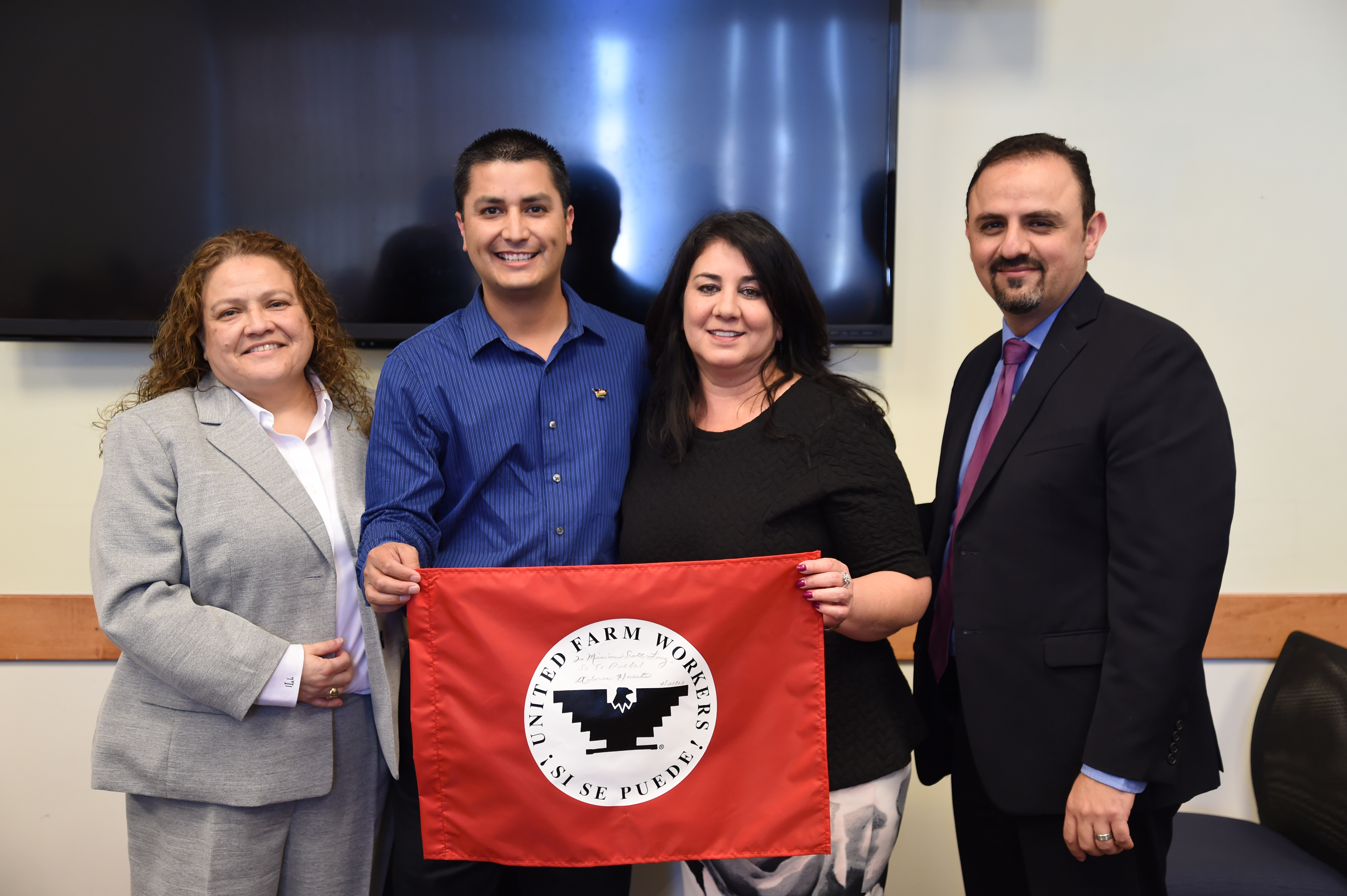 De izquierda a derecha, Irma Licona, de la Junta Directiva de ALMA, Cesar Chavez y los empleados de Metro, Diane Corral y Miguel Cabral.