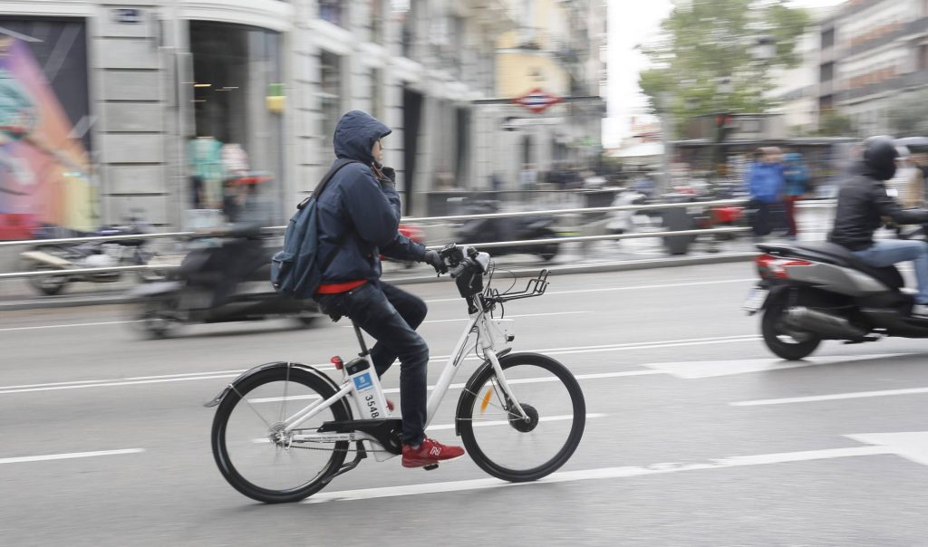 Una manera de combatir el cambio climático es usar la bicicleta en lugar del auto.