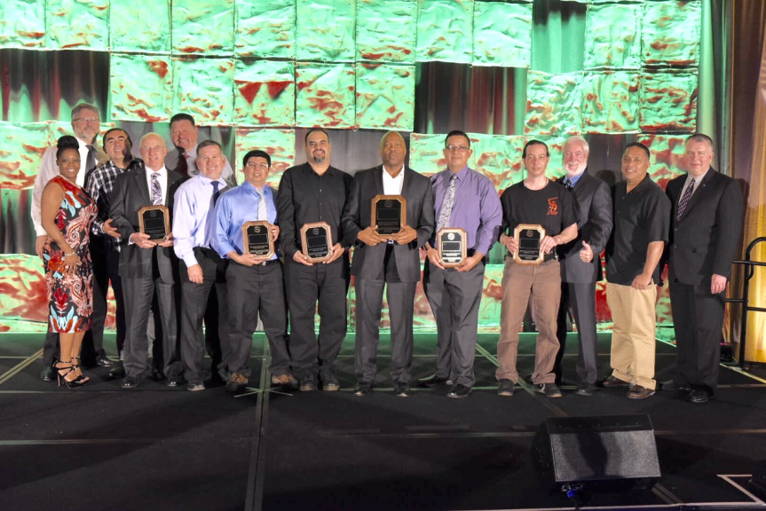 Los equipos ganadores con el director general ejecutivo de Metro, Phil A. Washington. Foto: