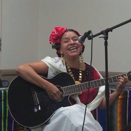 La profesora y artista Gloria Arjona.