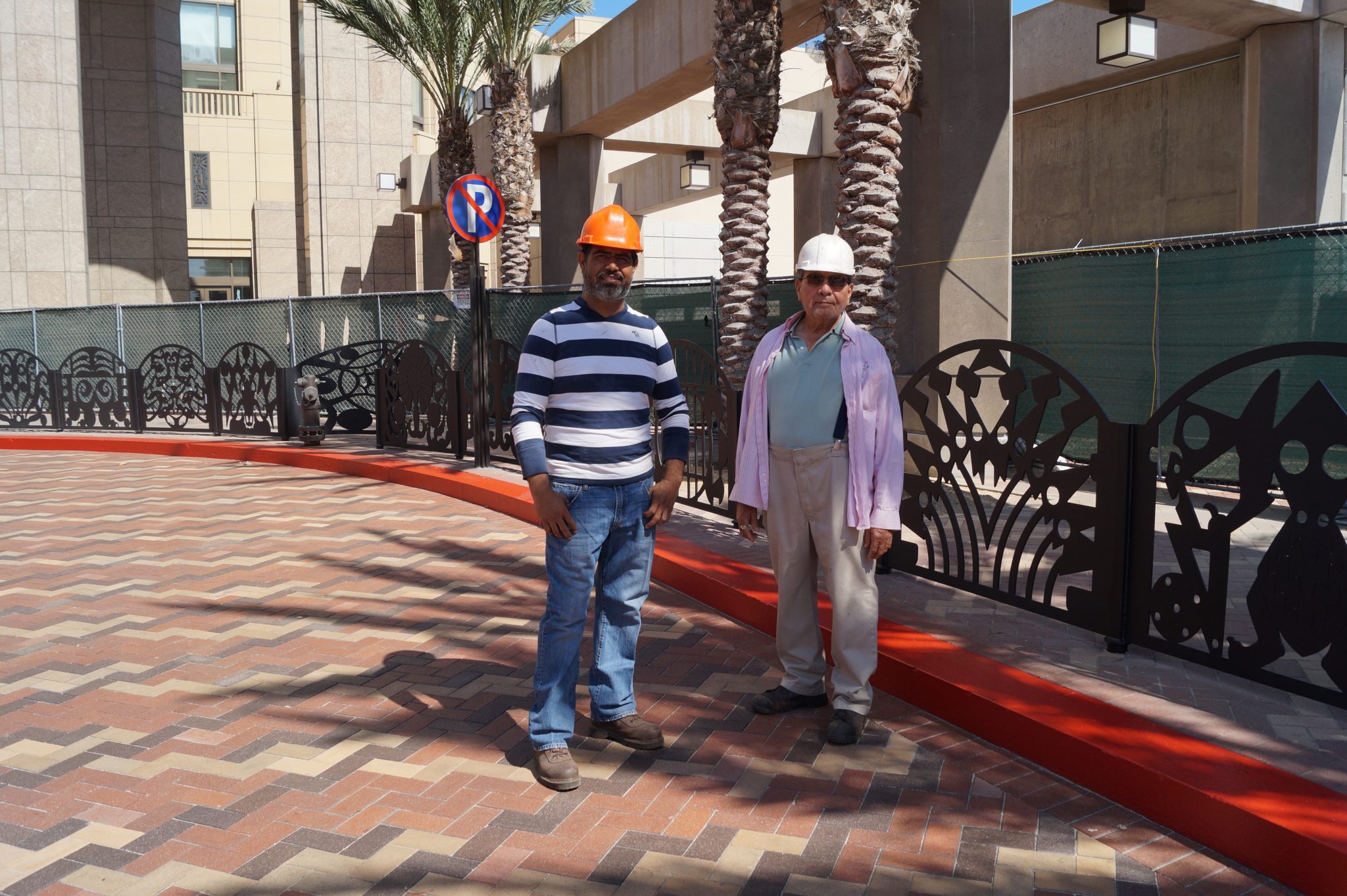 Michael Amezcua (izquierda) y su asistente, Javier Rivera.