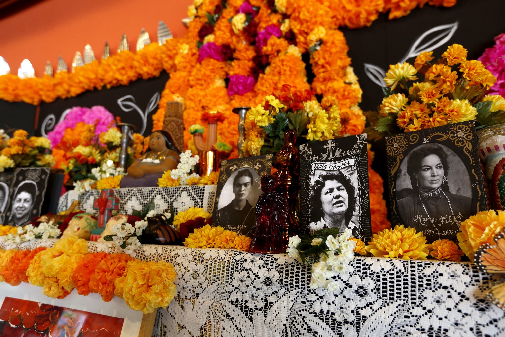 Algunas de las mujeres a las que Esparza eligió para rendir homenaje en su altar incluyen a Frida Kahlo, María Félix