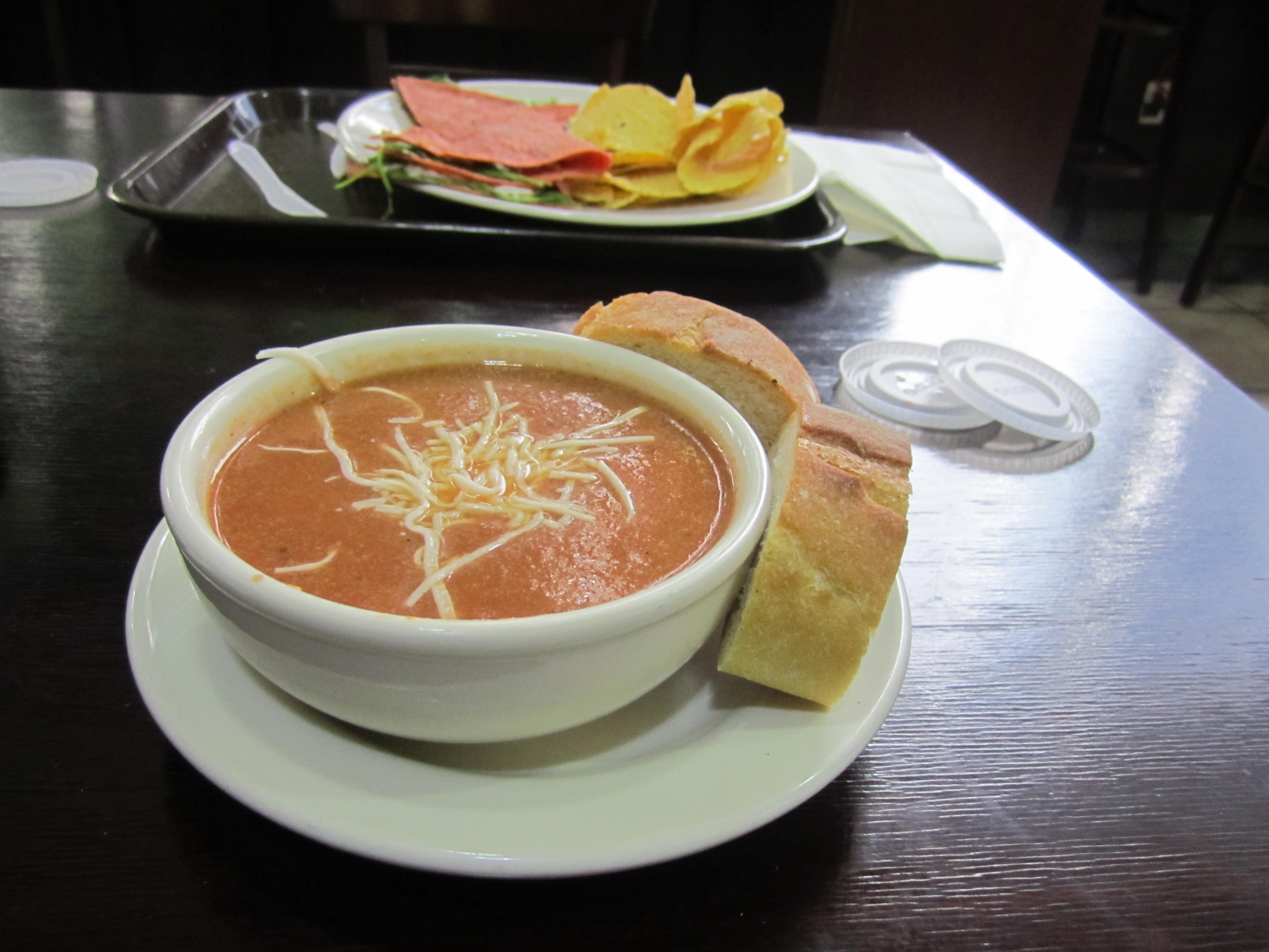 Sopa de maíz con jitomate.