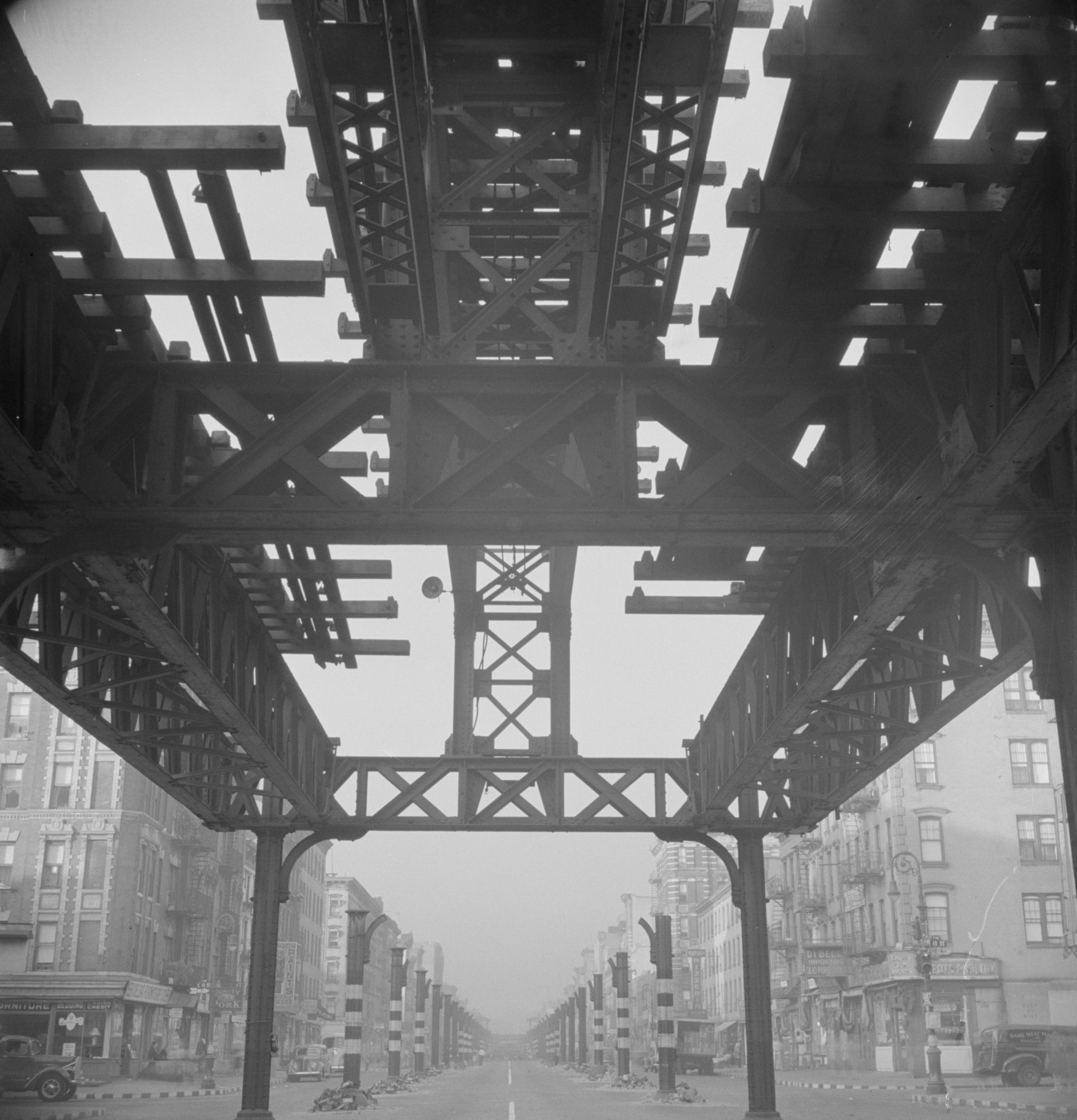 Las vías originales del tren en Second Avenue, en Manhattan, se demolieron en 1942. Foto: Wikimedia Commons.