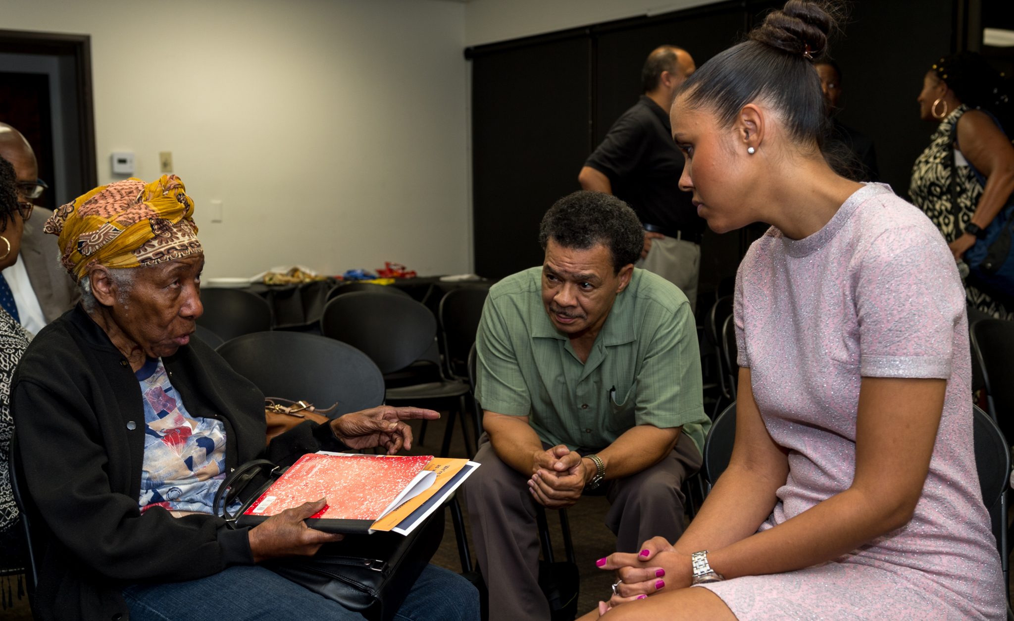 Los dueños de negocios, Virgie Huddleston y Taylor Mayfield, con Jessica Spearman, de BCS.