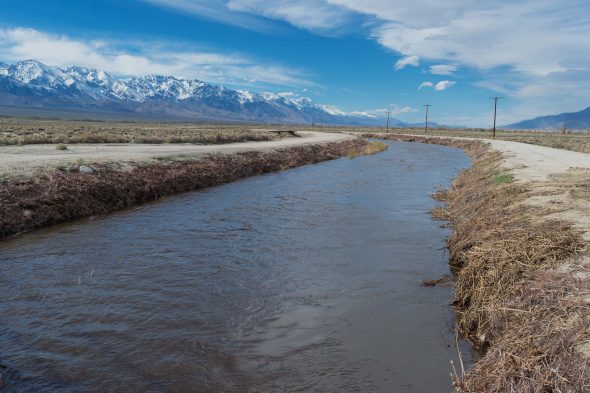 La corriente de agua desde Eastern Sierra (Izquierda) rumbo a Los Ángeles vía el Acueducto de L.A. en el Valle Owens. Algo de esta agua será usado para lavar y trapear tus estaciones de tránsito favoritas. Foto: cortesía Steve Hymon