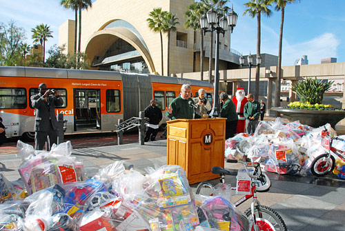 Metro Gift Giving Drive Metro CEO Art Leahy presides over donation of gifts for skid row kids and families. Photo by Luis Inzunza