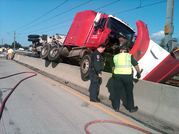 mglBigRig920 Big rig overturns onto the Metro Gold Line tracks from the 210 freeway. Photo: Metro/Luis Inzunza