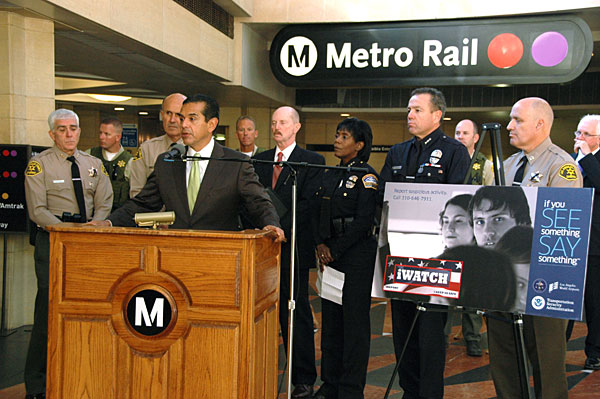 Los Angeles Mayor Antonio Villaraigosa leads news conference to launch national safety awareness campaign. Also participating (background, from left) are Sheriff Lee Baca, TSA Federal Security Director Randy Parsons, LAWA Airport Police Asst. Chief Ethel McGuire, LAPD Assistant Chief Michael Moore, and LASD Capt. Pat Jordan. Photo by Luis Inzunza. Los Angeles Mayor Antonio Villaraigosa leads news conference to launch national safety awareness campaign. Also participating (background, from left) are Sheriff Lee Baca, TSA Federal Security Director Randy Parsons, LAWA Airport Police Asst. Chief Ethel McGuire, LAPD Assistant Chief Michael Moore, and LASD Capt. Pat Jordan. Photo by Luis Inzunza.