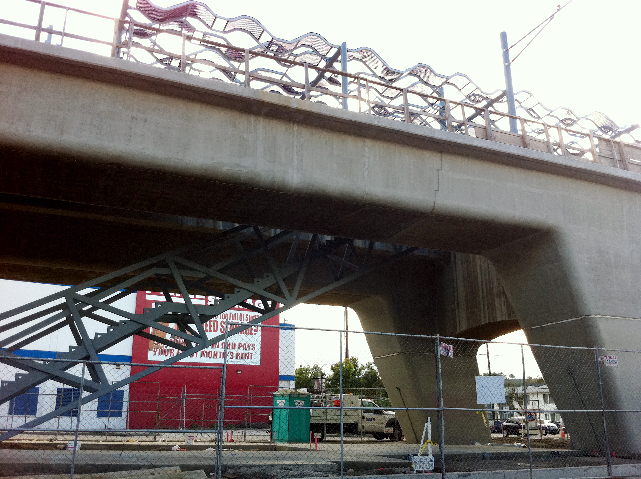 The staircase at the La Brea aerial station has been installed. The staircase at the La Brea aerial station has been installed.