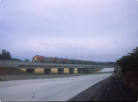 ATSF-Super-Chief-Arcadia-210-Frwy-Bridge-5-30-1971-467x348