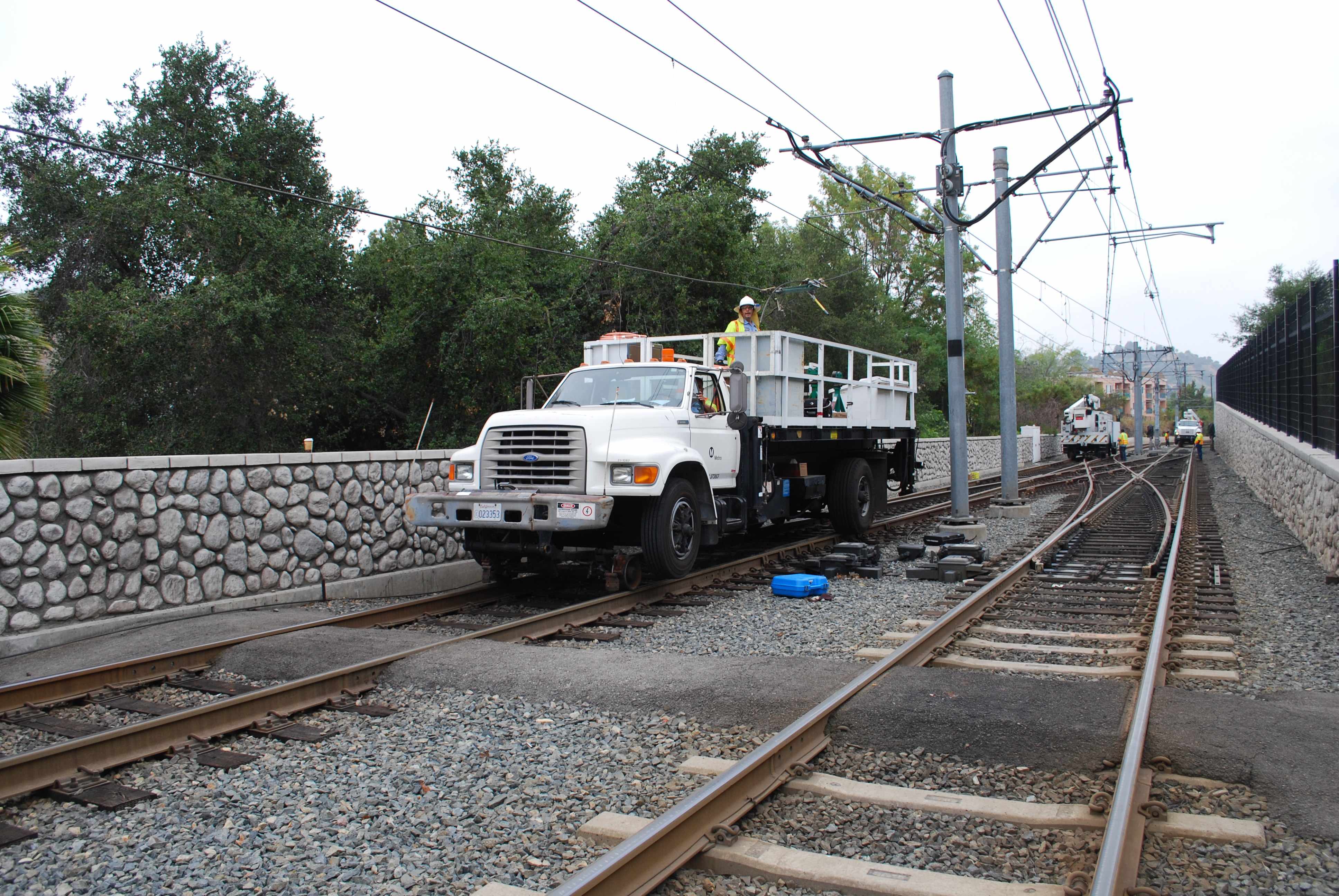 Traction power crew repairs overhead power system at the Metro Gold Line's Southwest Museum Station. Photo by Kelvin Zan. Traction power crew repairs overhead power system at the Metro Gold Line's Southwest Museum Station. Photo by Kelvin Zan.