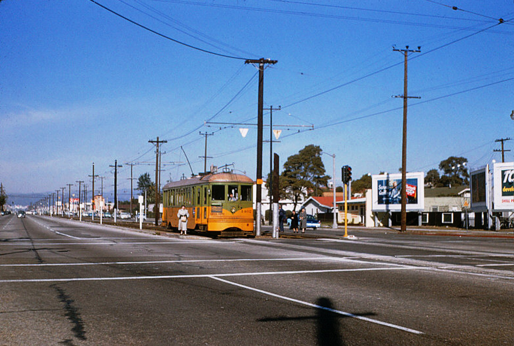 005 - Old - LATL 5 Line Car 1402 Southbound On Crenshaw Bl. At 60th St. 19541215 (2)