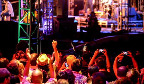 Go Metro to any Grand Performance and save at Noe Restaurant & Bar or Johnnie's New York Pizzeria. Be sure to get to California Plaza early to stake out a seat--as you can see it get's a little crowded...