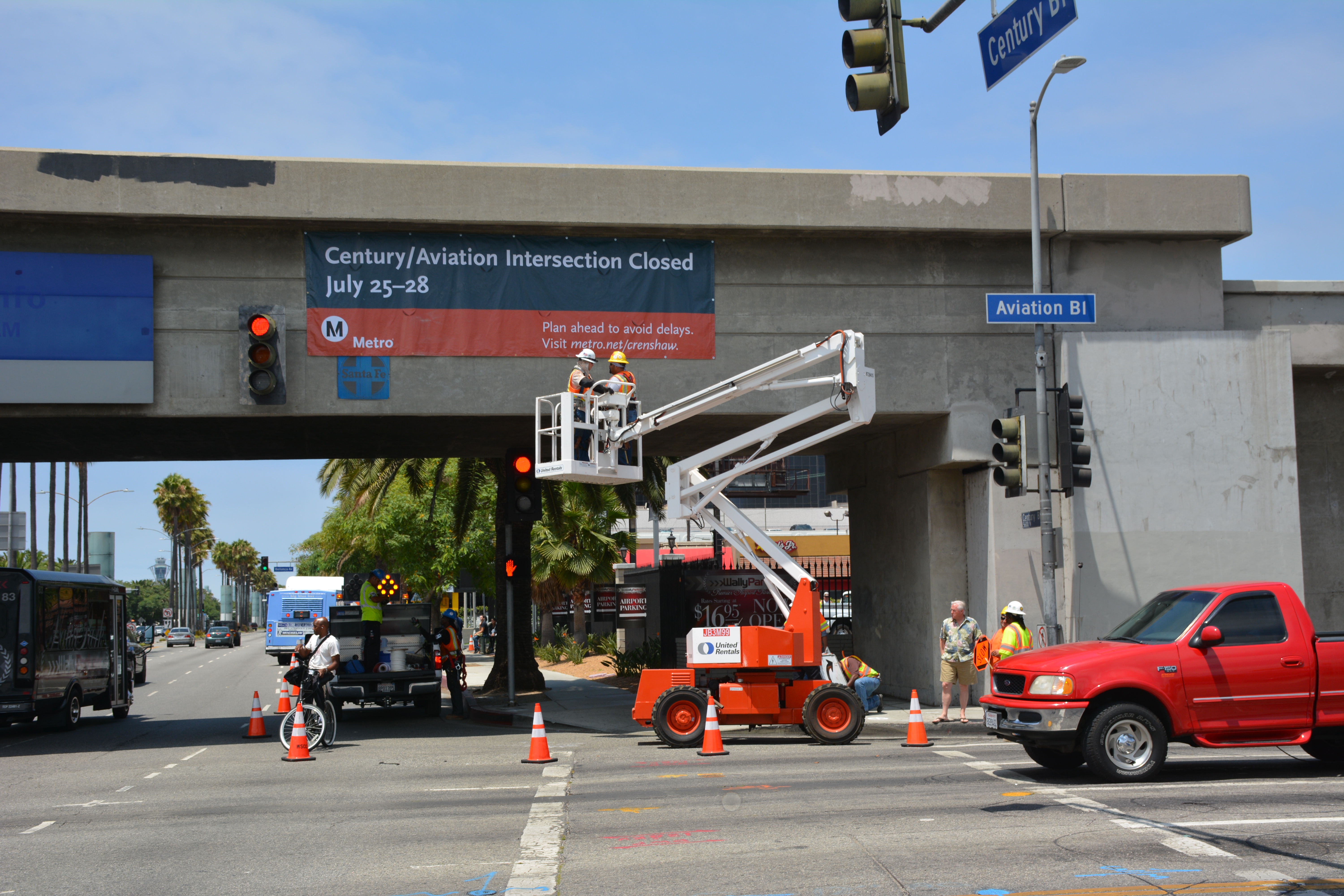 Work crews hanging new banner on Century Boulevard Bridge informing those in the area of the upcoming Century Crunch closure. Photo: Jose Ubaldo/Metro