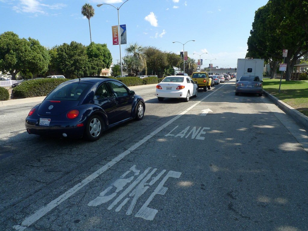Who won this war? Venice Boulevard: a bike lane sandwiched by three car traffic lanes and a car parking area. Photo by Mark Hogan, via Flickr creative commons.