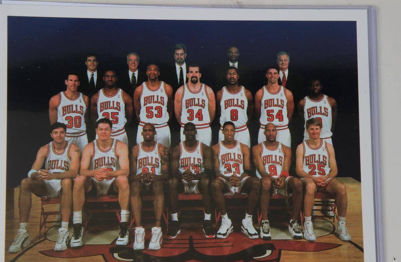 4 Piece Chicago Bulls Set Incl. 2 Team Photos, 2 Pages