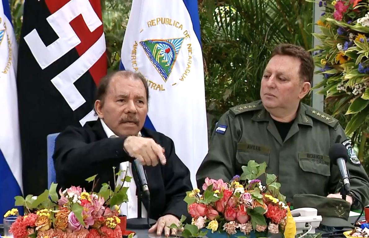 Daniel Ortega junto al jefe del Ejército de Nicaragua, Julio César Avilés, durante una conferencia para hablar sobre las protestas en Nicaragua. LA PRENSA/ CAPTURA