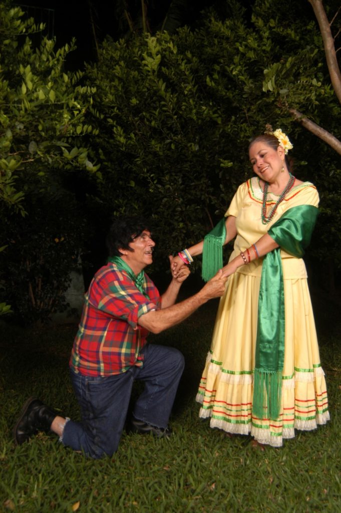 “Aniceto Prieto” junto a su eterna novia la “Lupita Sunsin”, personaje actuado por su esposa Georgina Valdivia Dávila. LA PRENSA/Archivo