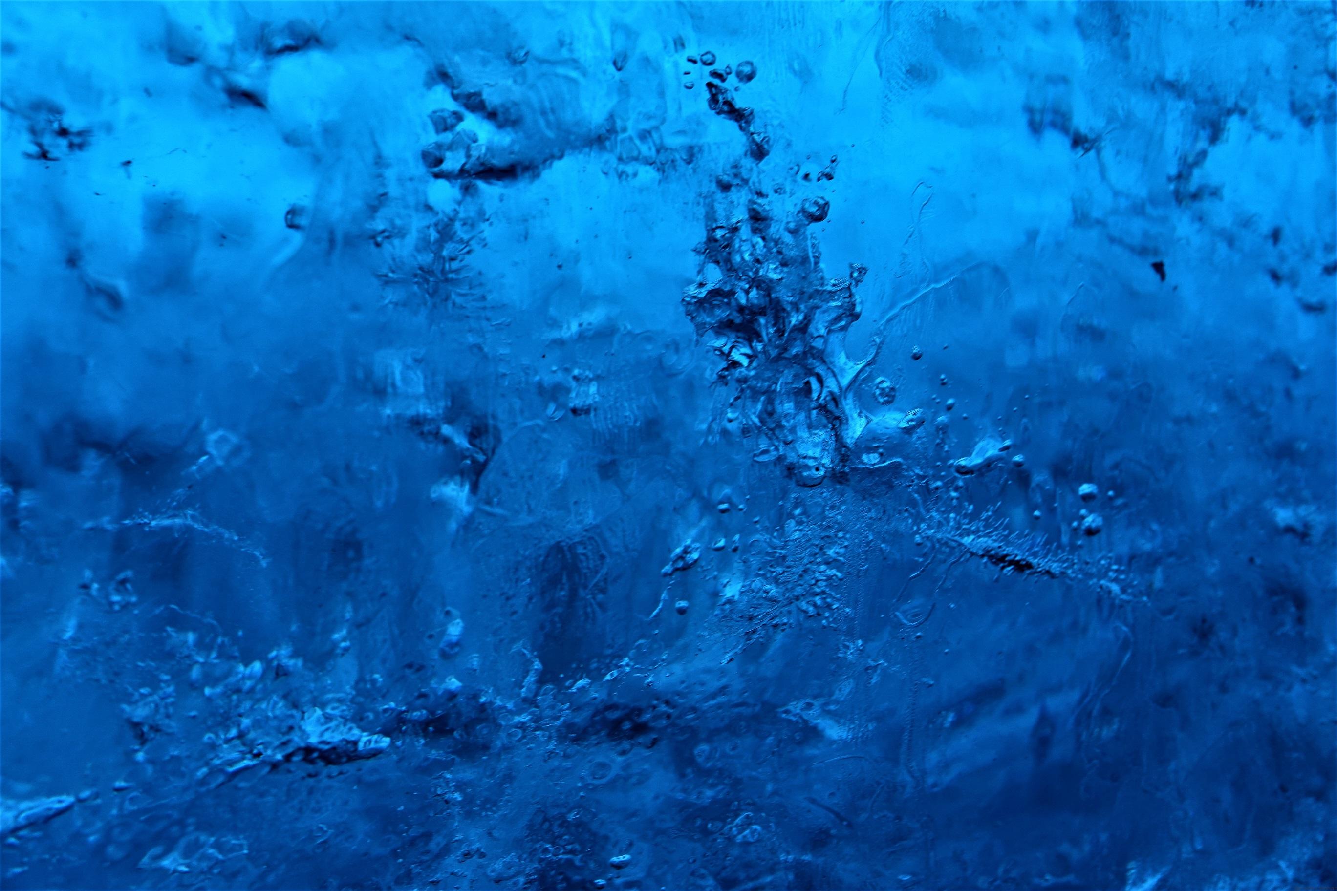 Close shot of the water bubbles