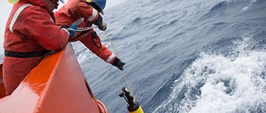 Stephen Riser (left) drops a float into the Southern Ocean during a 2016/17 cruise.Greta Shum/ClimateCentral/Flickr