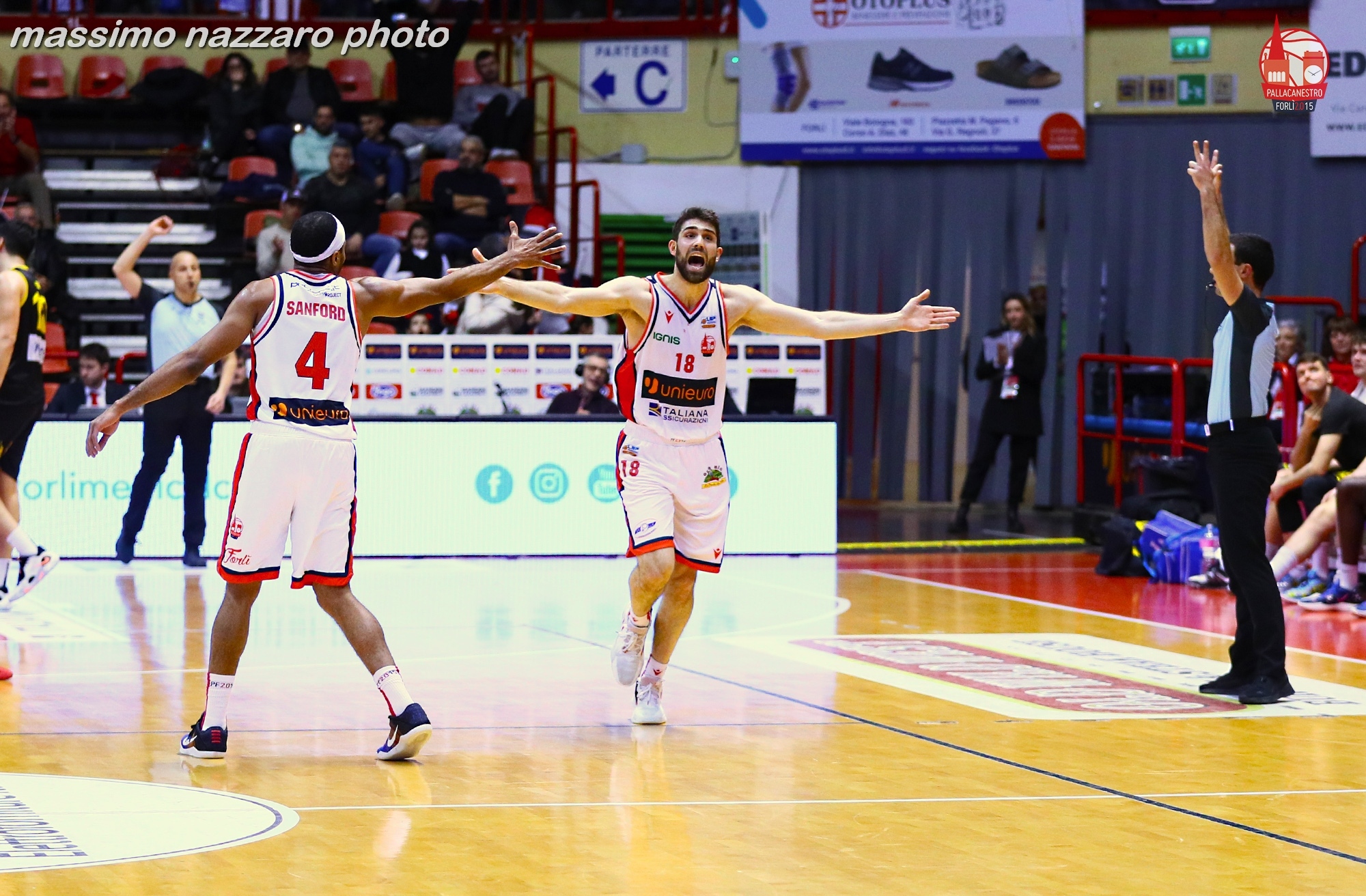 Basket Unieuro l'esultanza di Luca Pollone
