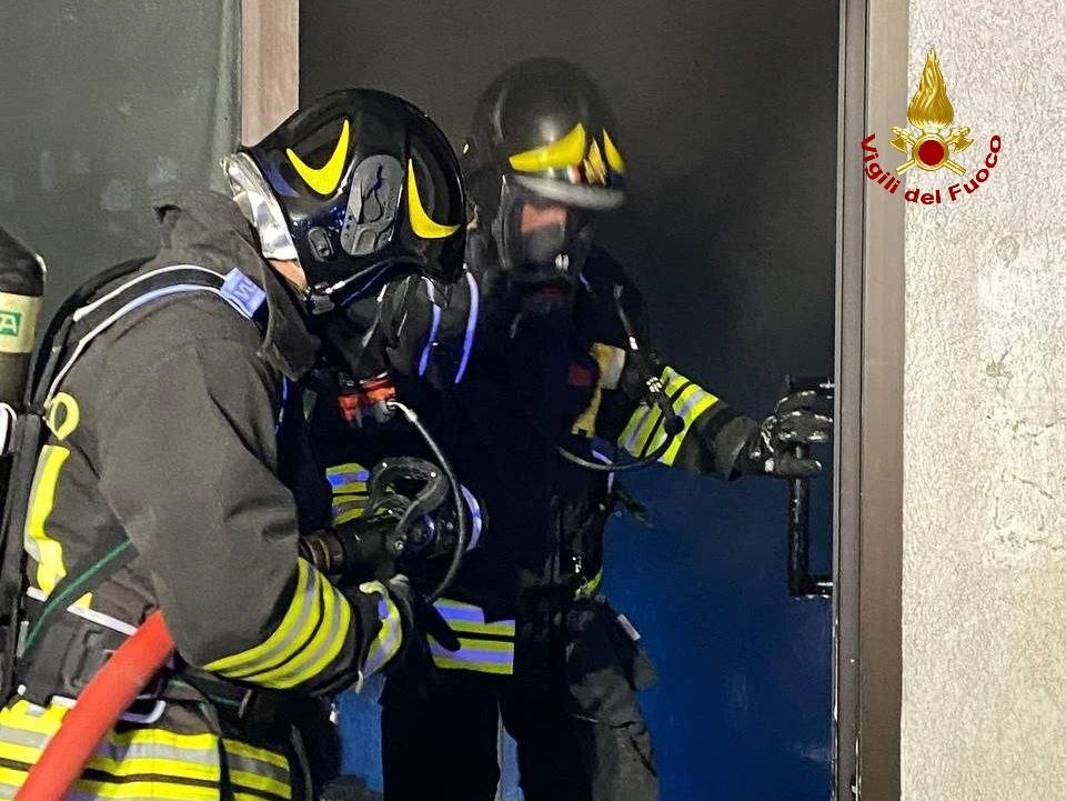 Incendio in un'attività commerciale viale Bologna