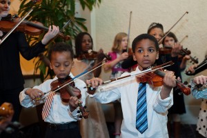 2 kids playing violins