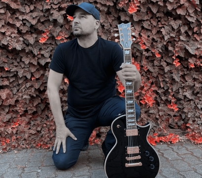Tom guitar kneel  1400 x 1400 k ppont   1 