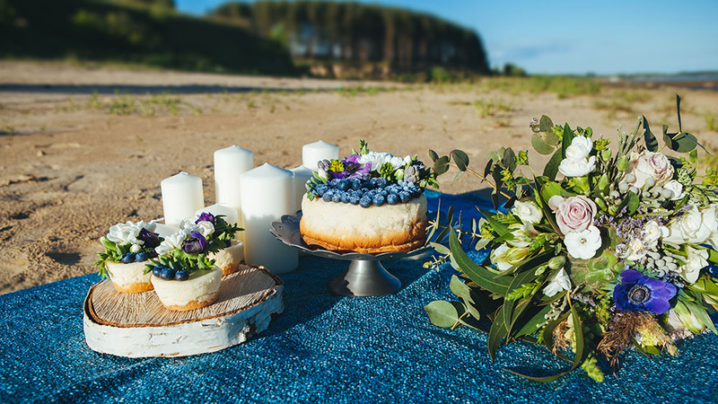 cheesecakes on a blanket at the beach as part of a celebration picnic