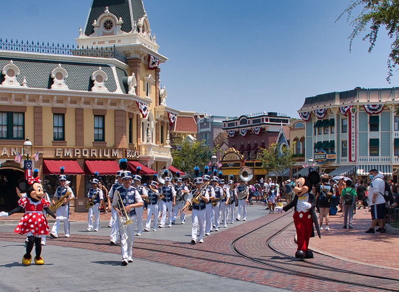 From the Disney theme park, buildings and guests walk around