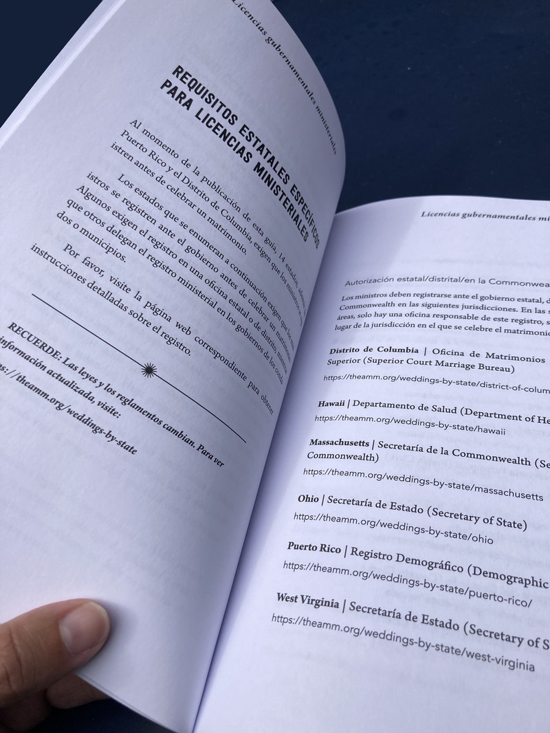 Imagen del producto del Manual del Ministro de la AMM, que muestra las páginas interiores.