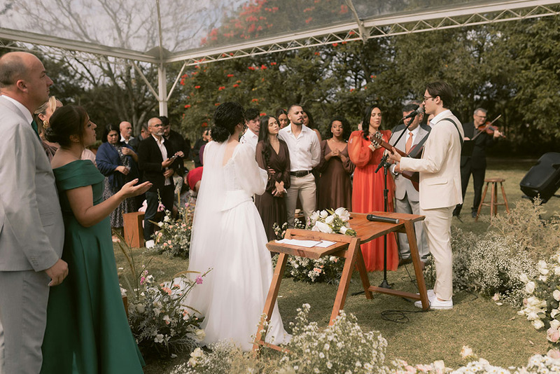 una ceremonia de boda al aire libre