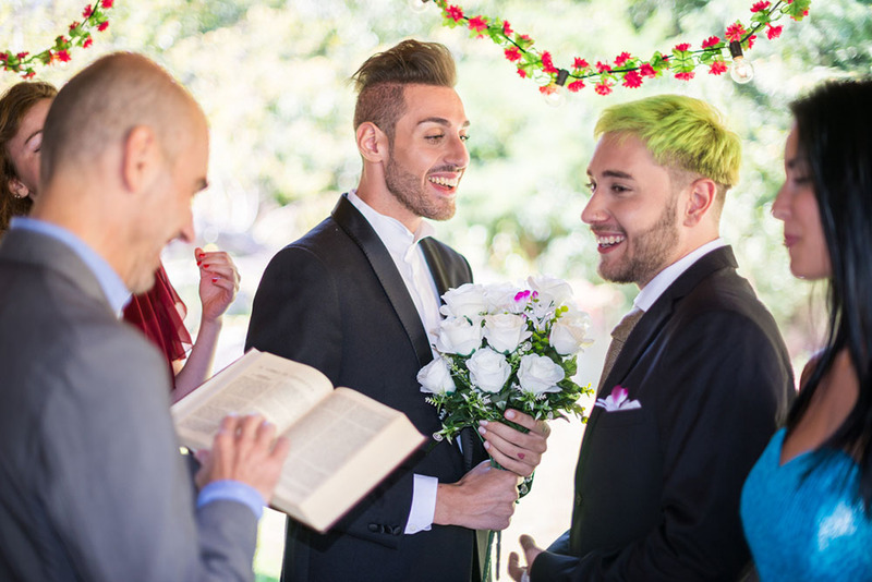 Oficiante de bodas realiza boda al aire libre para pareja de la Generación Z, boda LGBTQ con amigos