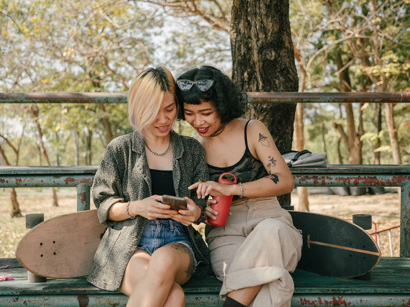 Una joven pareja LGBTQ+ busca proveedores de bodas por teléfono