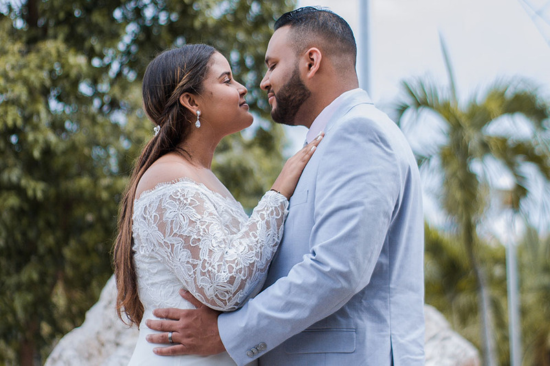 Los novios se abrazan al aire libre el día de su boda.
