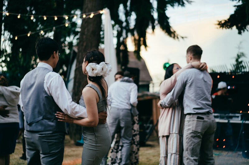 Los invitados felices celebran en una recepción de boda.