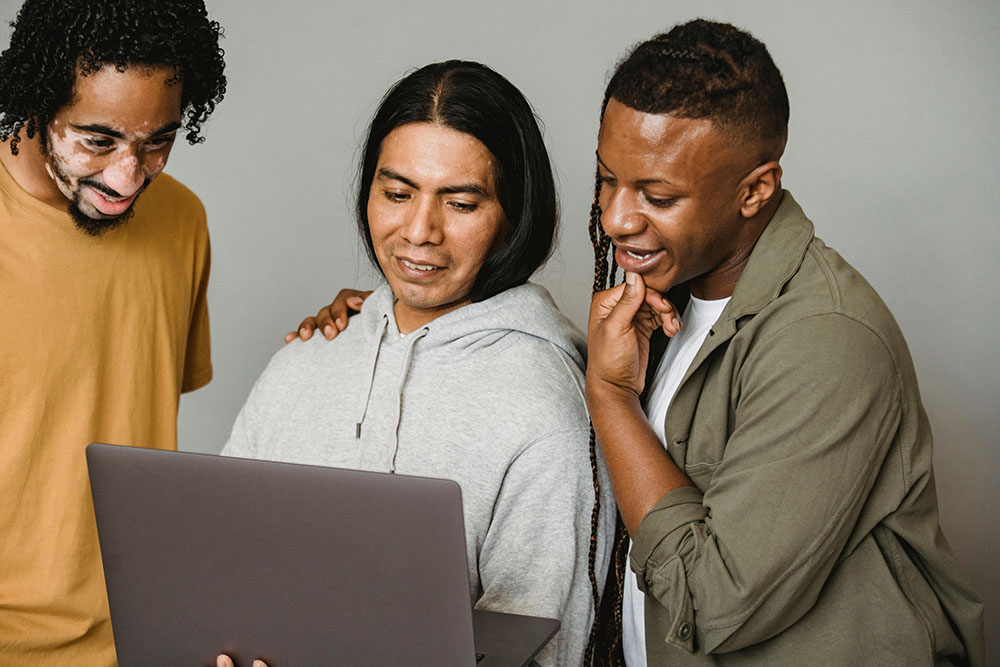 ¿Le han pedido que oficie una boda o le preguntara a un amigo que lo haga? Esta guía le ayudará a decidir si ordenarse en línea o con un permiso de oficiante de bodas de un día es lo más adecuado para usted (Foto de Armin Rimoldi / Pexels).