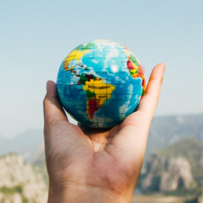 Globalne Wydarzenia: Polityka Klimatyczna, Reforme Edukacji w Japonii i Kryzys w Wenezueli