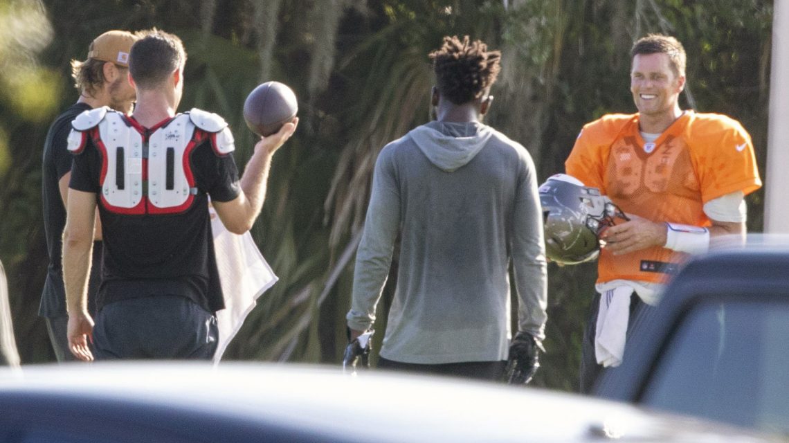 Brady continues group workouts despite NFLPA recommendation