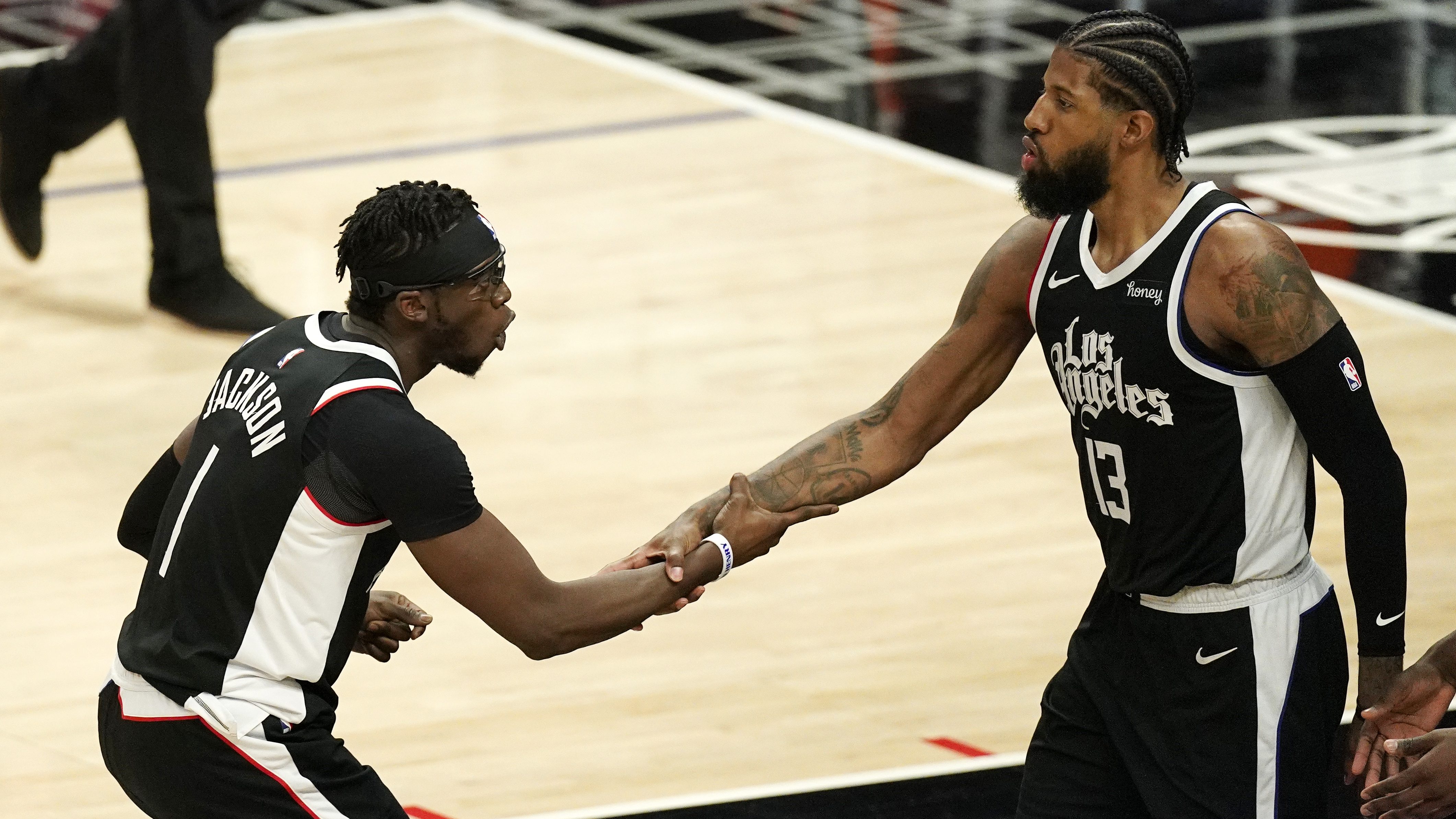 Leonard returns, Clippers rout Timberwolves 124105 BVM Sports