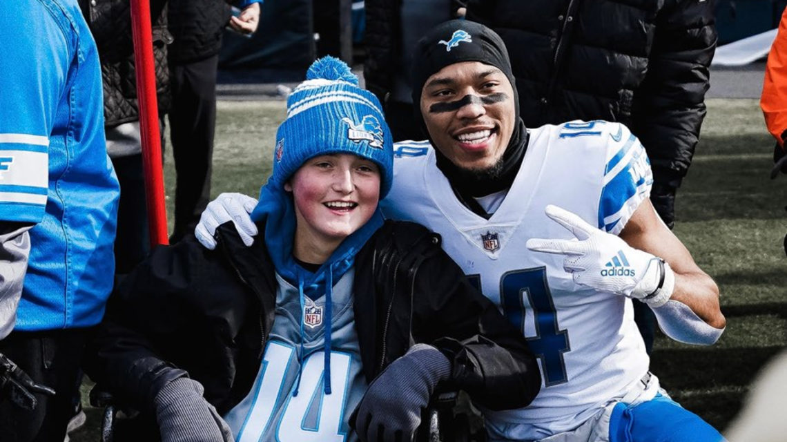 Amon-Ra St. Brown gifts jersey to HS player fighting cancer