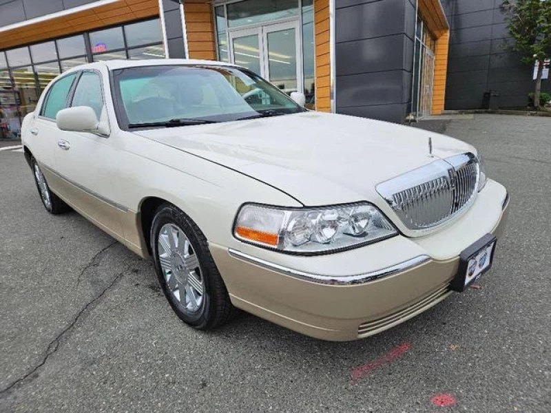 2005 Lincoln Town Car Signature Limited