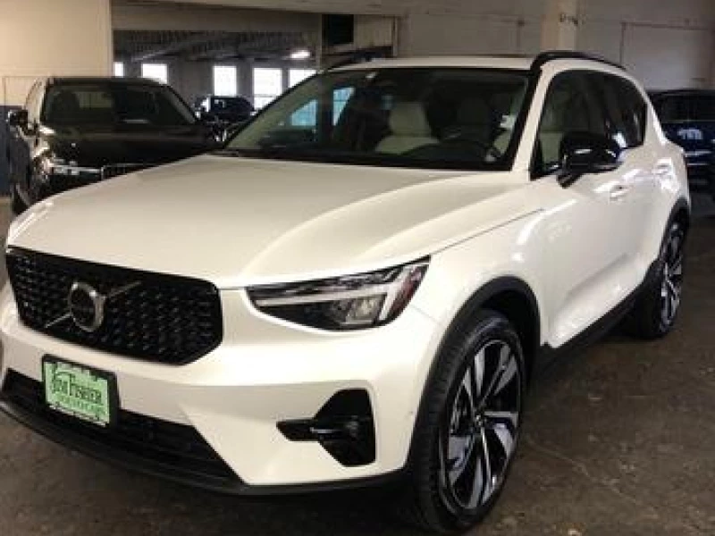2023 Volvo XC40 B5 AWD Ultimate Dark