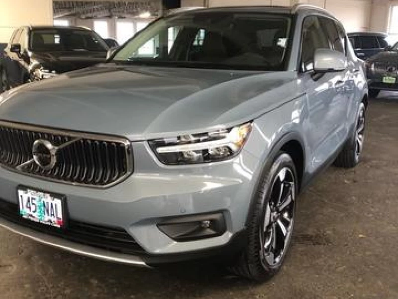 2021 Volvo XC40 T5 Momentum