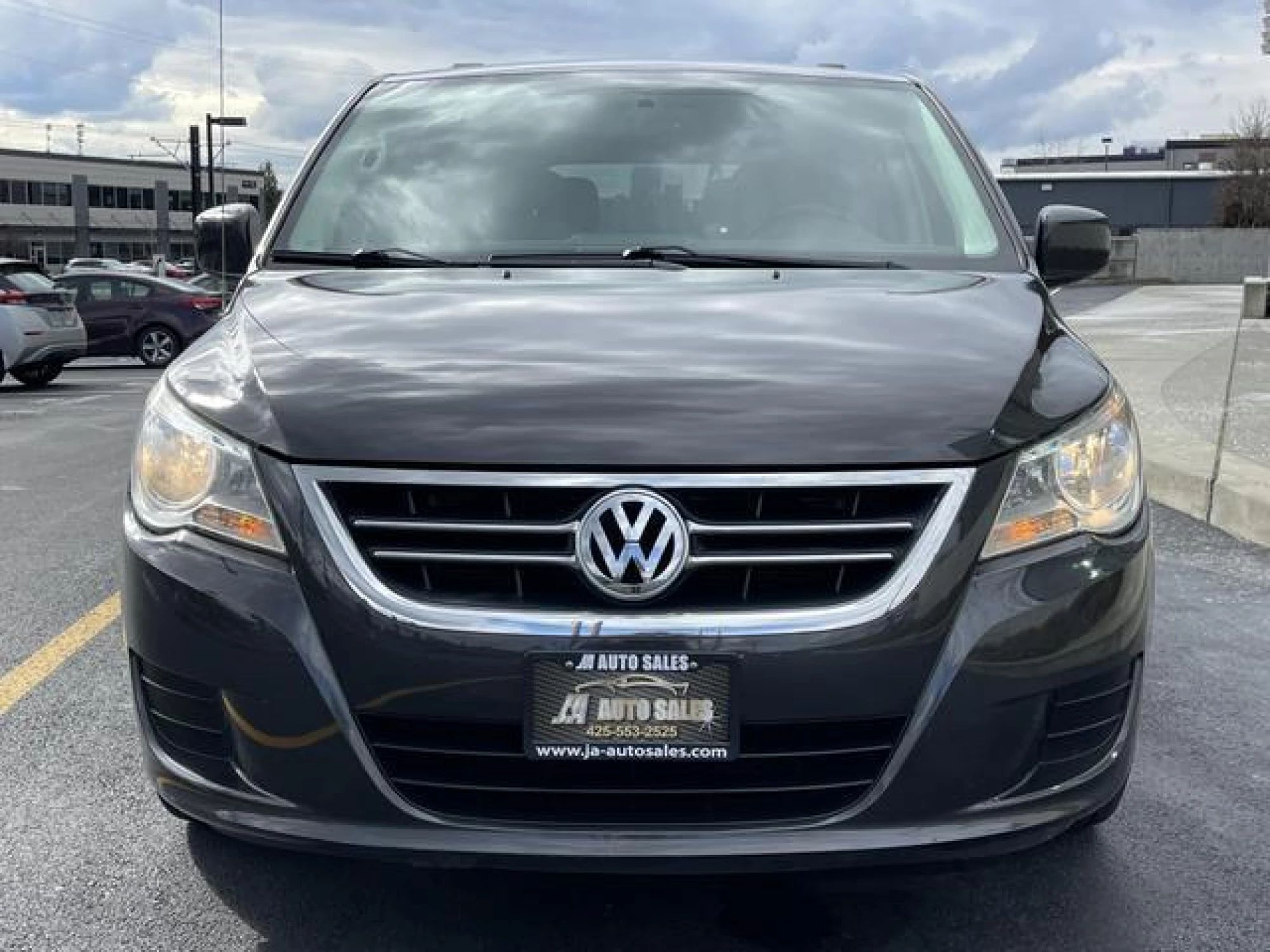 2012 Volkswagen Routan SE