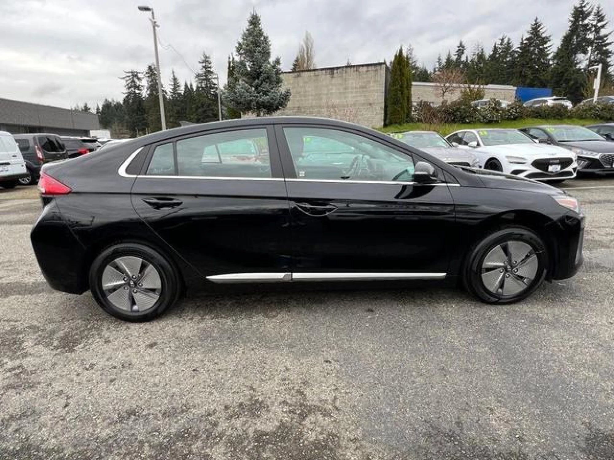 2022 Hyundai IONIQ Hybrid SE