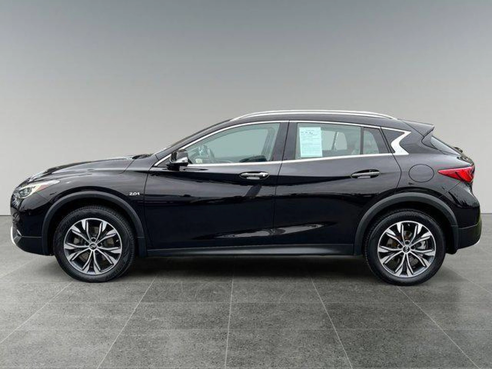2017 INFINITI QX30 Premium