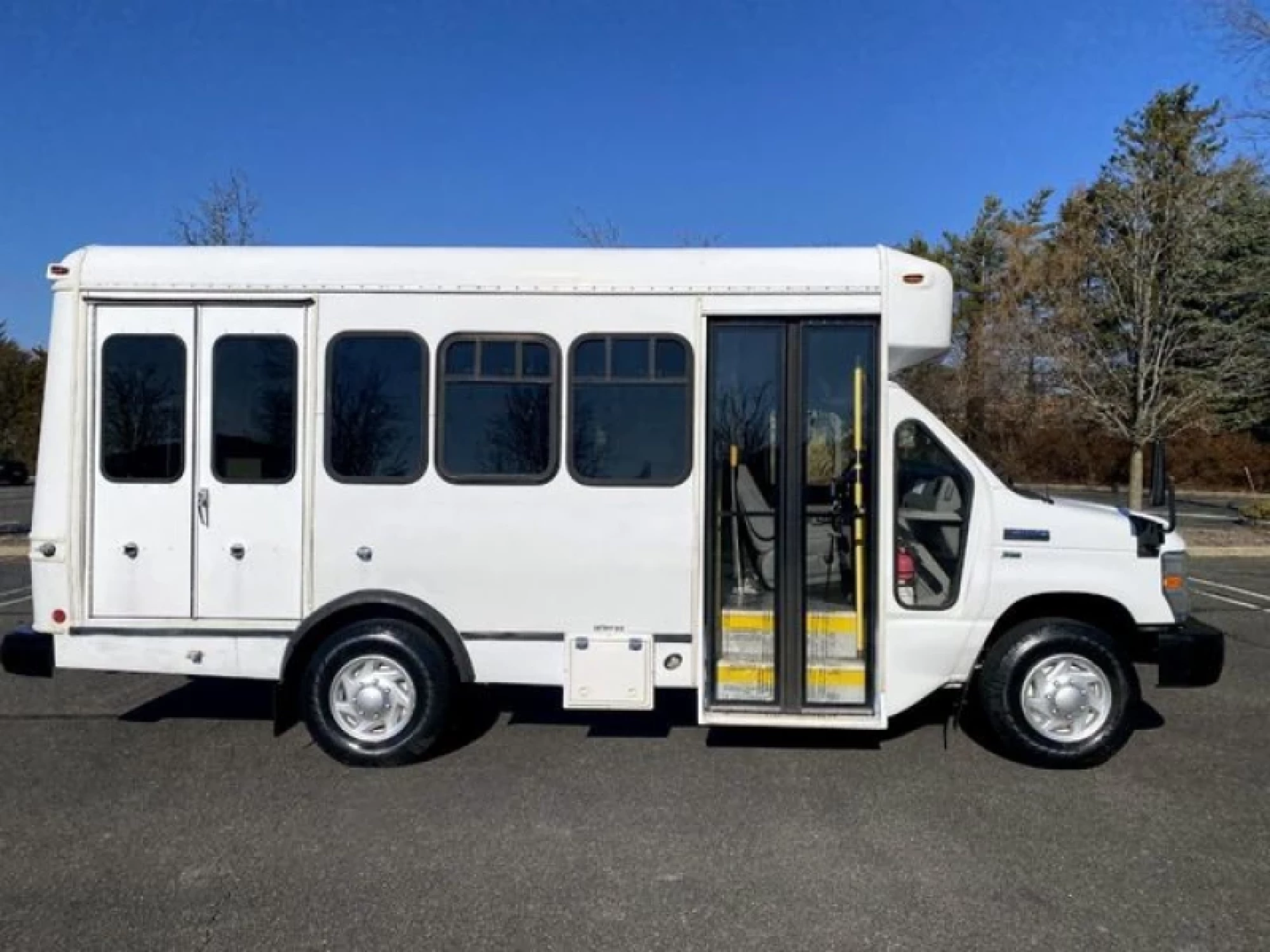 Used 2011 Ford E350 Non-CDL Wheelchair Shuttle Bus For Sale For Senior Tour Charters Student Church Handicapped